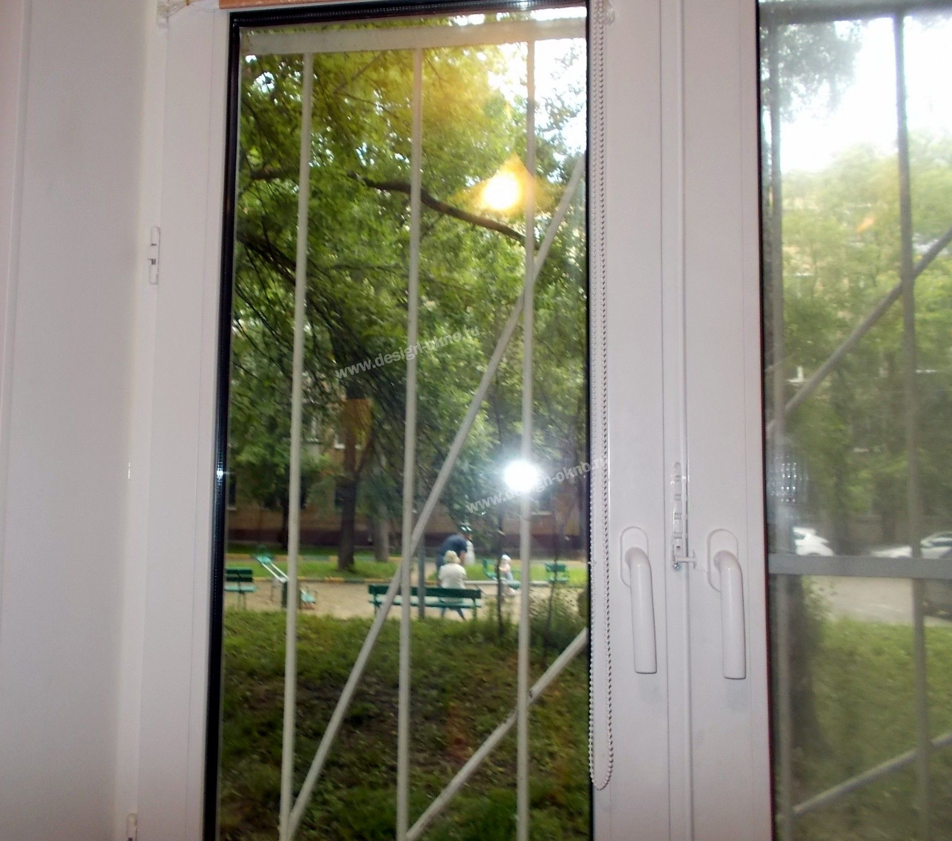 Окно с решеткой во дворе дома