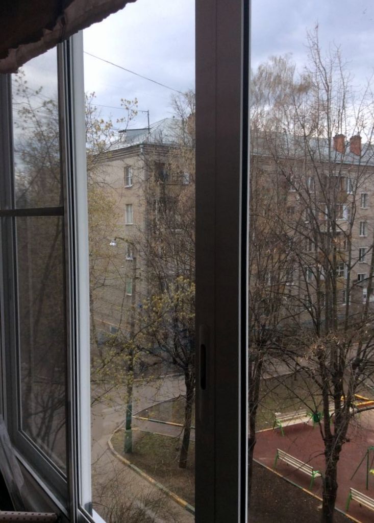 Окно с видом на московский двор.