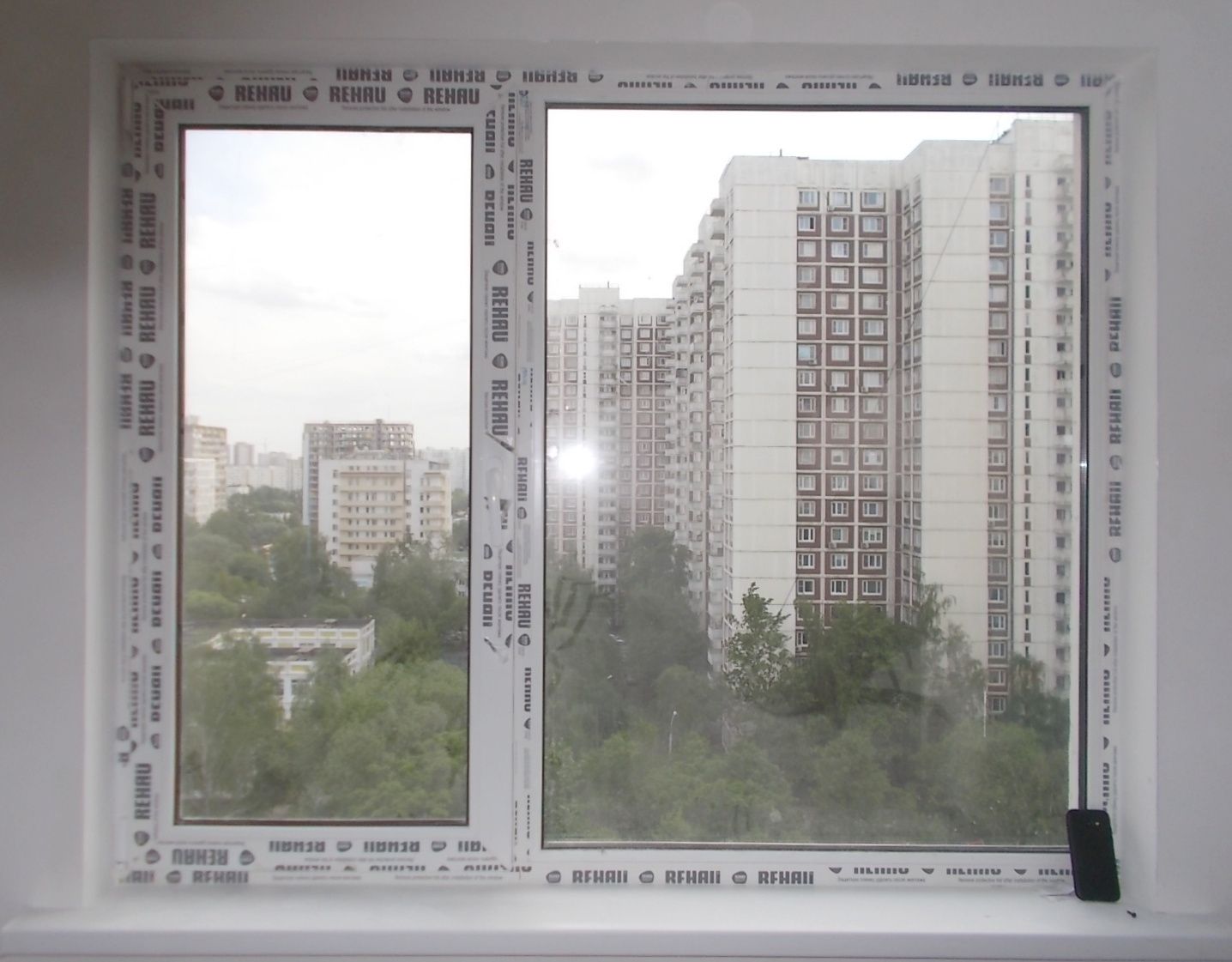 Окно с видом на многоэтажки Москвы