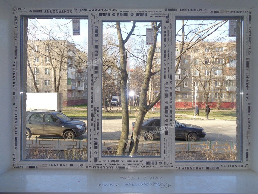 Окно с видом на многоэтажные дома