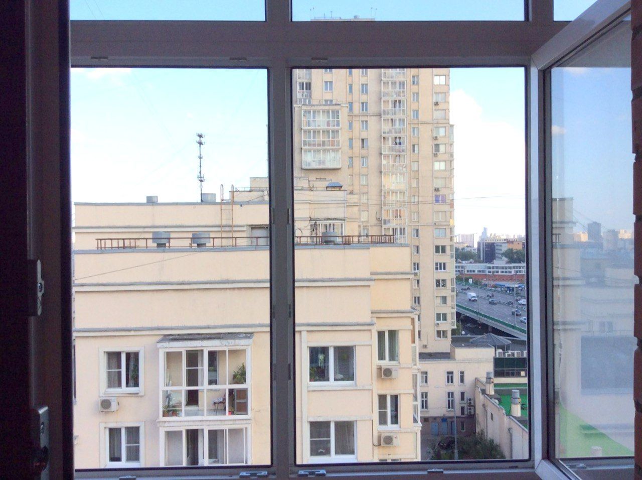 Остекление балкона в Москве