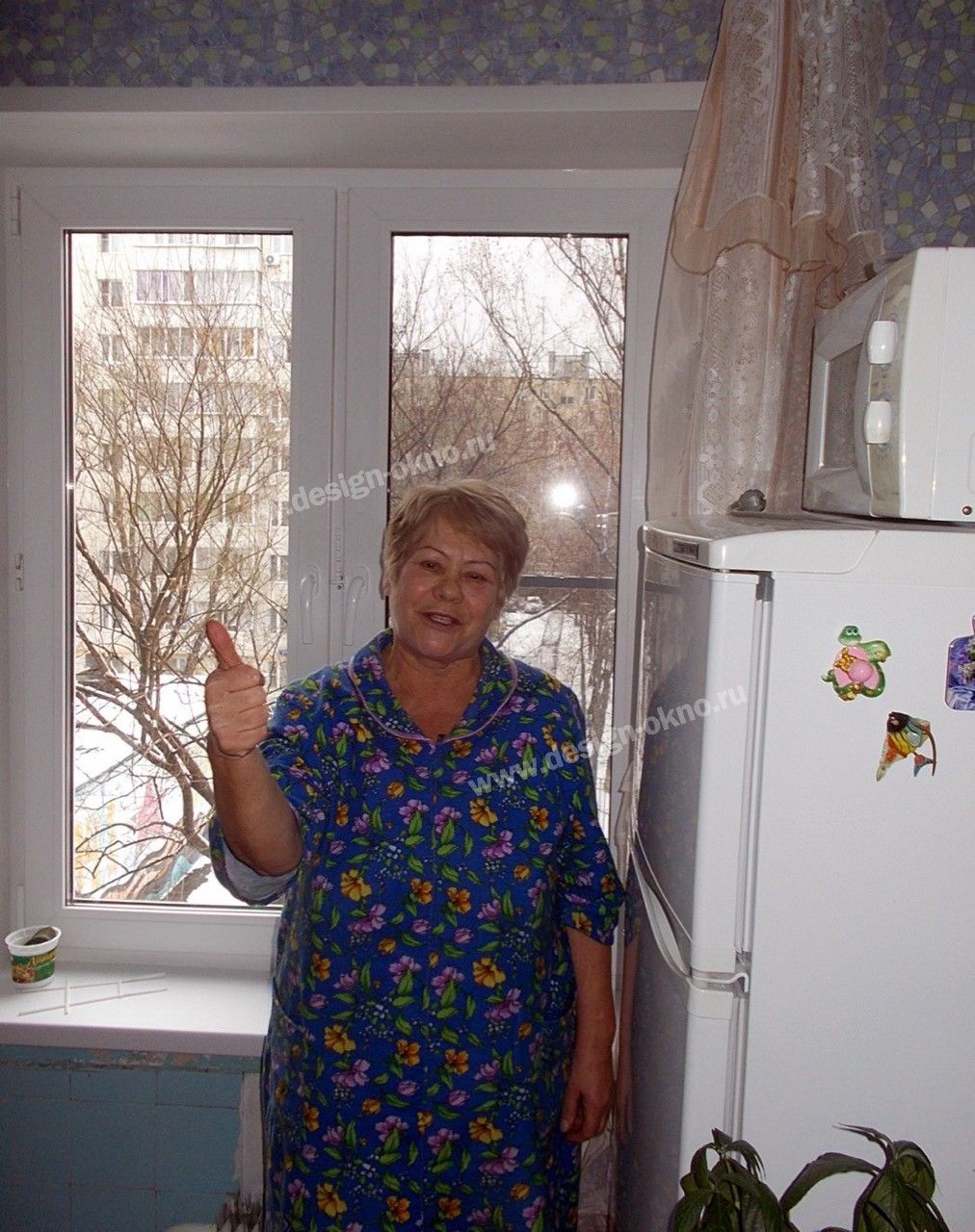 Довольная женщина показывает палец вверх на фоне
