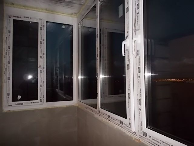 Пластиковые окна с видом на ночной город