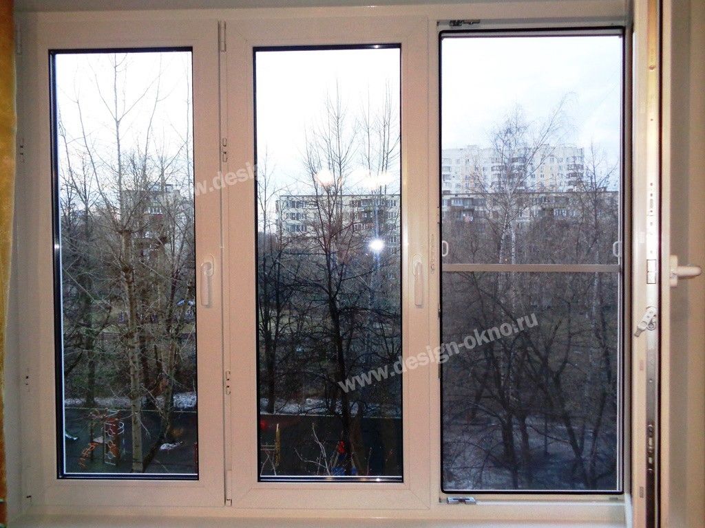 Монтаж белого пластикового трехстворчатого окна