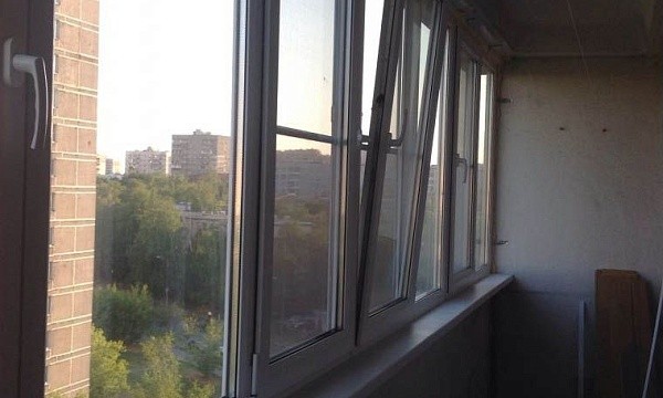 Остекление балкона в Москве