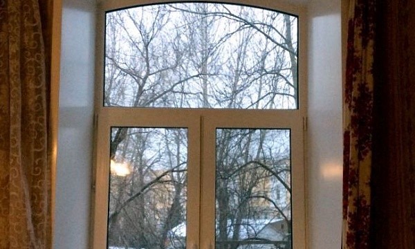 Арочное окно с двумя створками