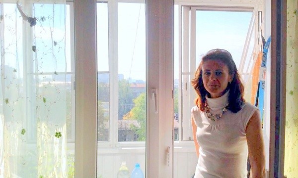 Женщина у окна шоссе Энтузиастов, 80, Москва