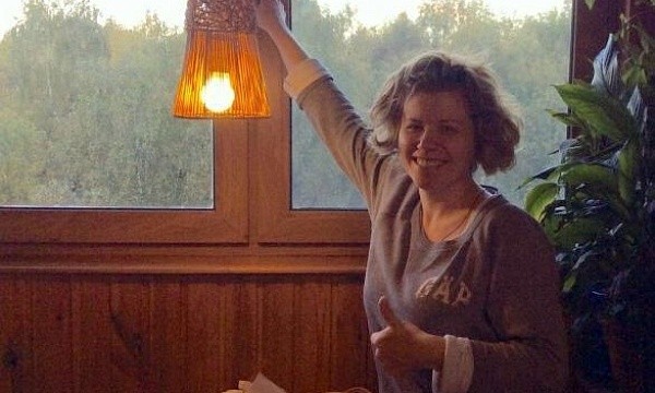 Женщина у окна в квартире Москвы