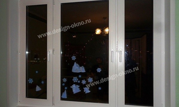 Пластиковое окно с новогодним декором