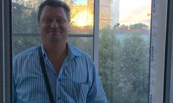 Мужчина возле окна на Варшавском шоссе