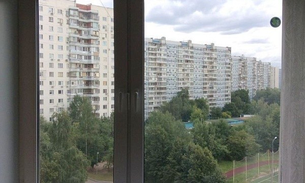 Окна с видом на многоэтажки Москвы