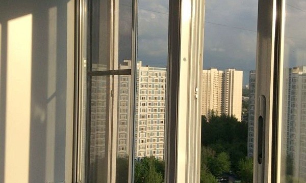 Современное остекление балкона в Москве