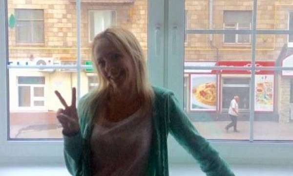 Девушка у окна Волгоградский проспект 17