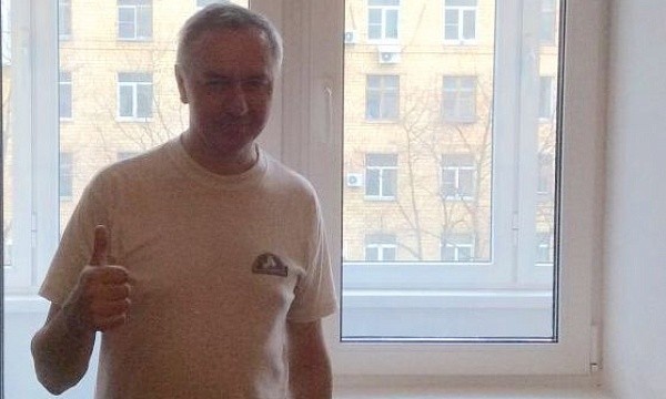 Довольный клиент показывает ???? у окна в
