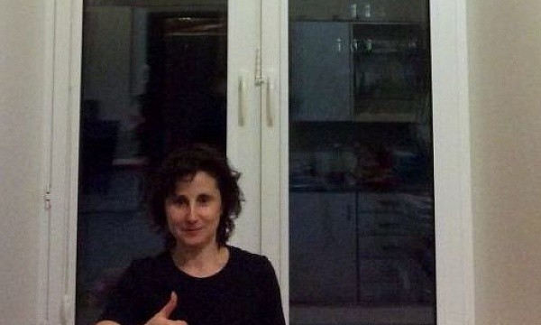 Женщина хвалит новое пластиковое окно