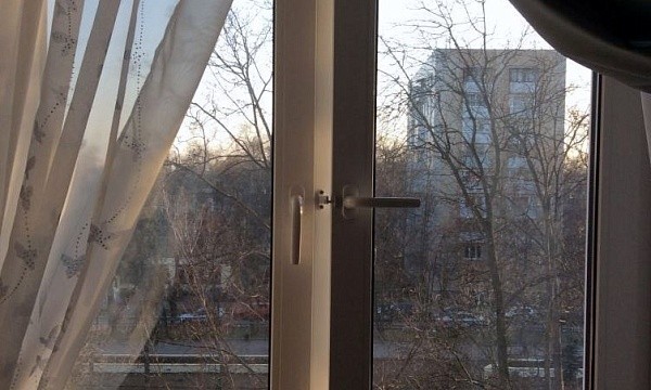 Окно с видом на городскую застройку