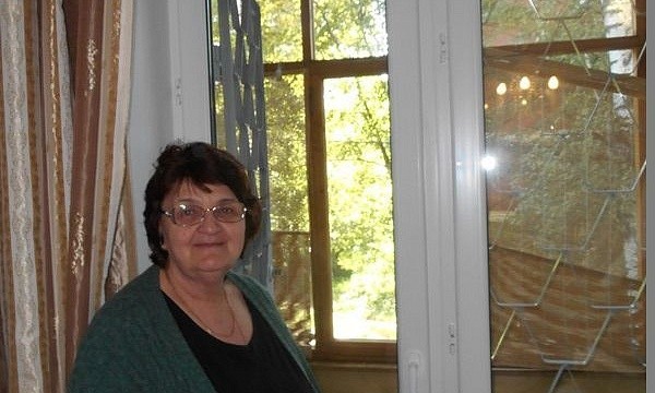 Внутренний вид окна и женщина