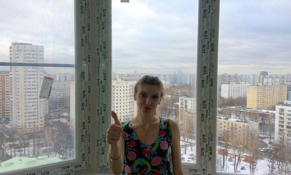 Девушка на фоне остекленного балкона Москва