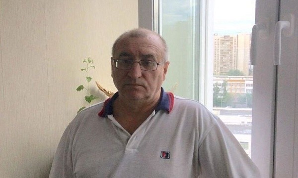 Мужчина у окна установлен дом 7