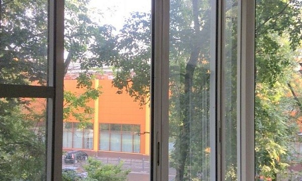 Окна с видом на московскую улицу Гарибальди