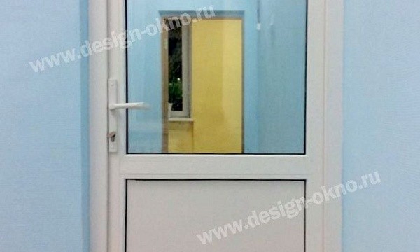 Белая дверь с верхней стеклянной секцией