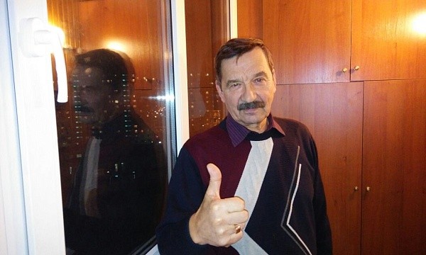 Мужчина у пластикового окна одобряет
