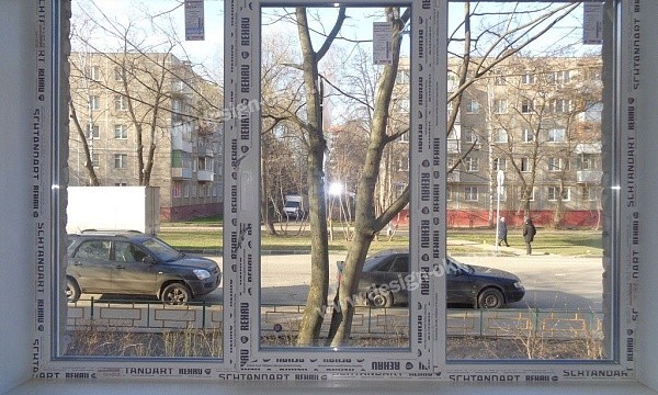 Окно с видом на многоэтажные дома