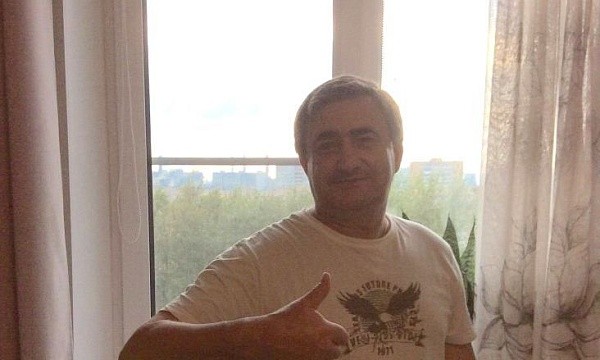Мужчина с большим пальцем вверх у окна