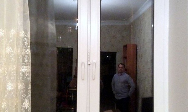 Белое пластиковое окно с двустворчатой дверью