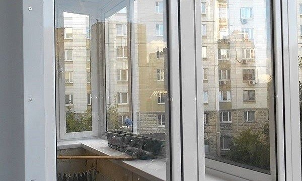 Остекление балкона в Москве