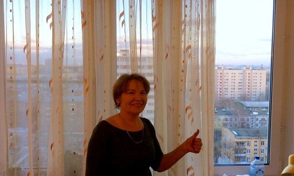 Счастливая женщина показывает большой палец вверх.
