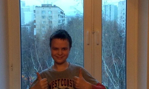 Белое окно с видом на город