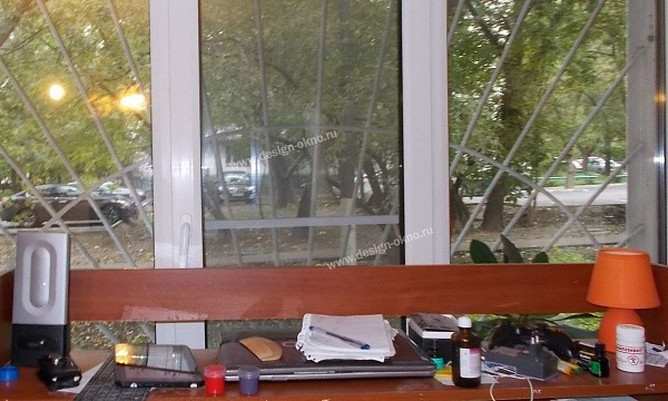 Окна с решеткой на ул. Каховка