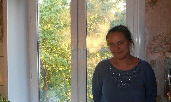 Белое пластиковое окно в комнате