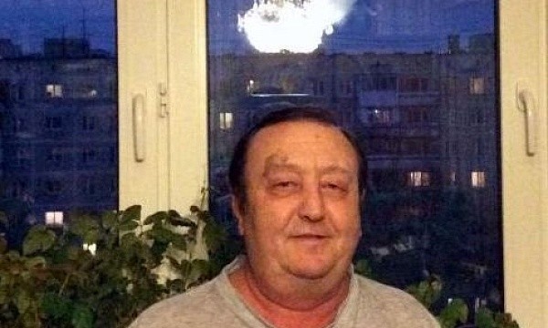 Мужчина показывает большой палец вверх около окна.