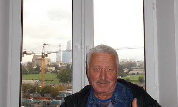 Мужчина на фоне окна Москва