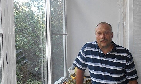 Мужчина возле окна дома в Москве