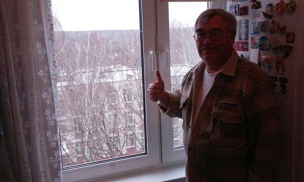 Мужчина показывает класс у окна.