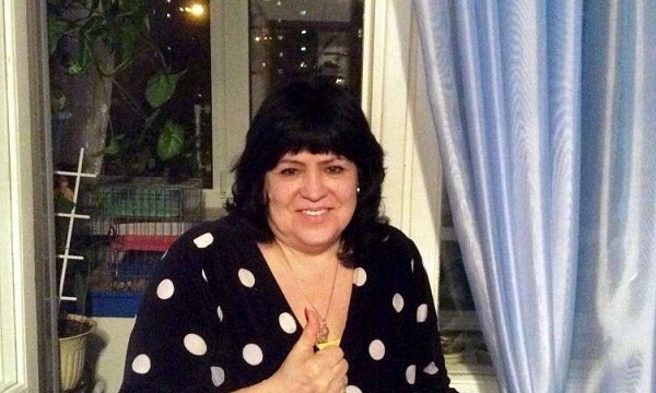 Женщина у окна с блюдечком.