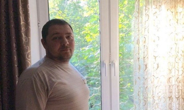 Мужчина у окна в Москве