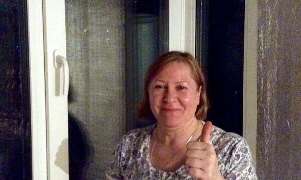 Женщина довольна установкой окна в Москве