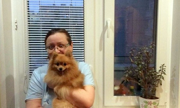 Женщина с собакой у окна