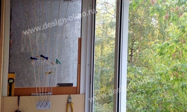 Остекленная лоджия с веревками для сушки