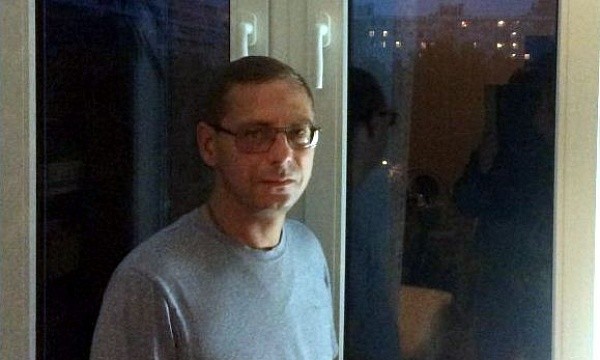 Мужчина у окна в Москве