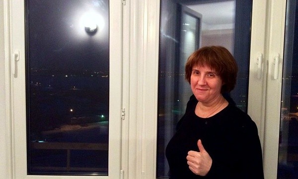 Женщина у окна с ночным видом