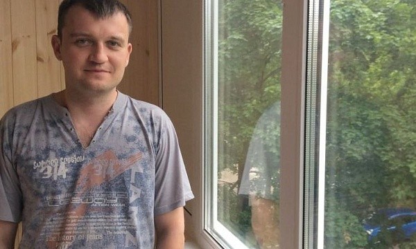 Мужчина у окна в Москве