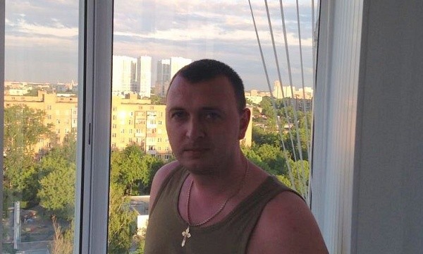 Мужчина на фоне панорамных окон Москвы