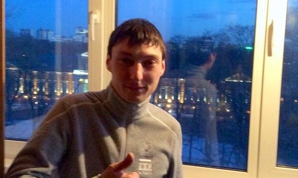 Мужчина показывает знак одобрения у окна
