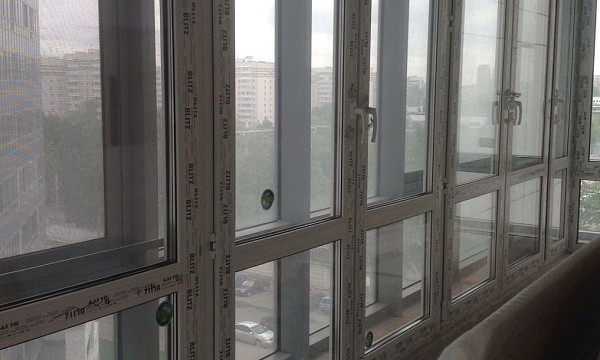 Остекление балкона в Москве
