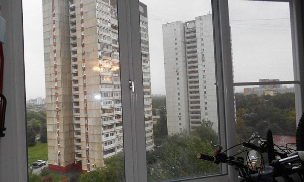 Окна с видом на многоэтажки Москвы, ул.